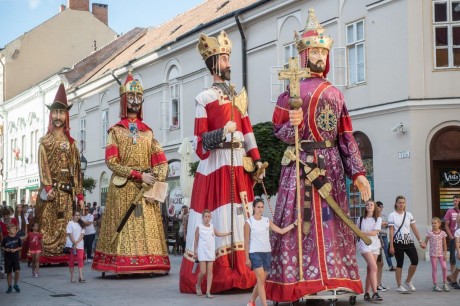 Hétvégén ismét óriásbábok és a hagyományőrzők lesznek a Belvárosban